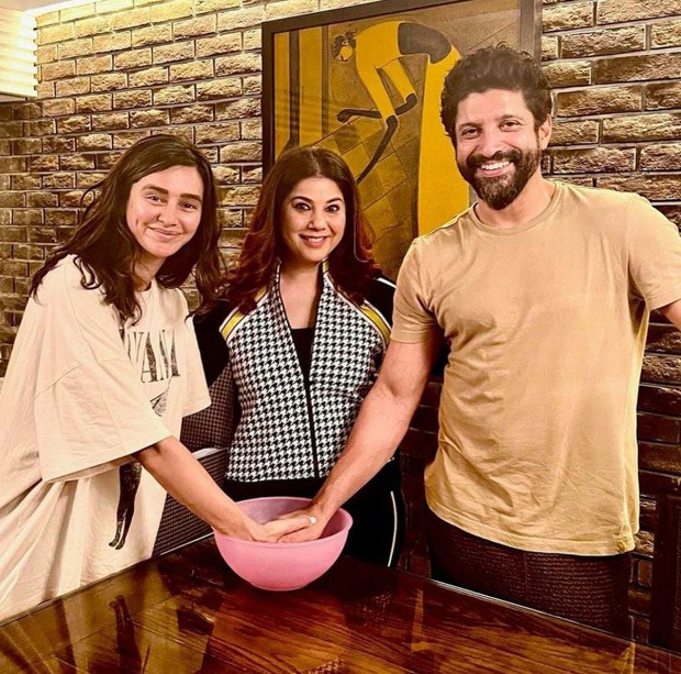 Farhan Akhtar and Shibani Dandekar get their hands cast in wax, see photos Farhan Akhtar and Shibani Dandekar get their hands cast in wax, see photos