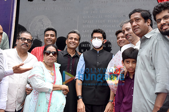 photos aaditya thackeray sonu nigam hariharan shaan and others snapped at ustad ghulam mustafa khan chowk at carter road bandra 4