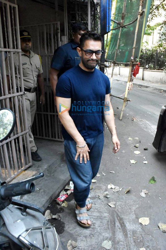 photos aamir khan snapped at a dubbing studio in bandra 4 4