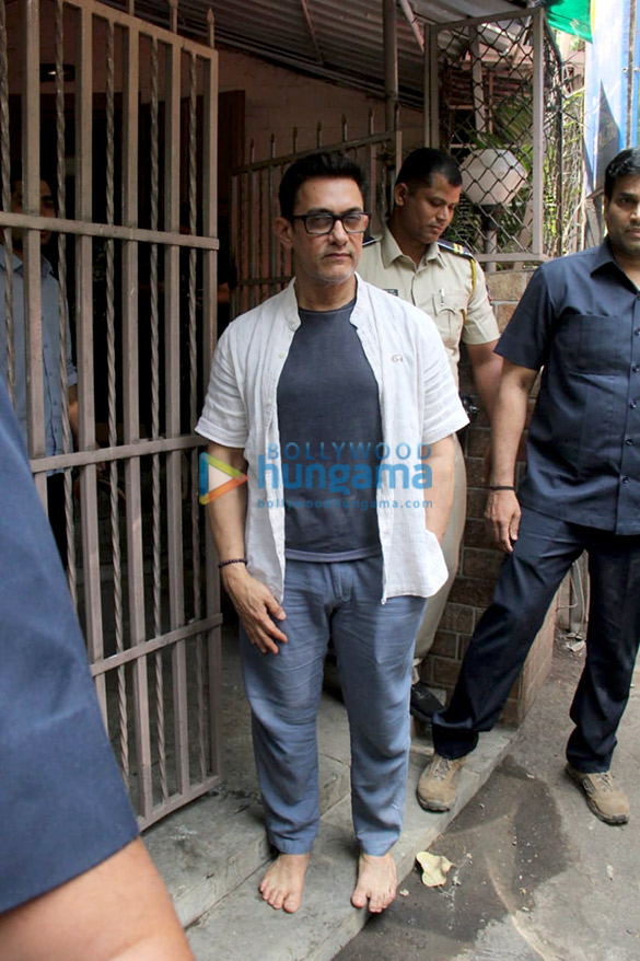 photos aamir khan spotted at shankar mahadevans dubbing studio in bandra 1