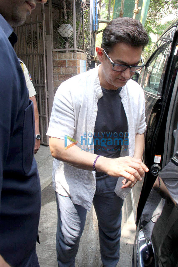 photos aamir khan spotted at shankar mahadevans dubbing studio in bandra 4