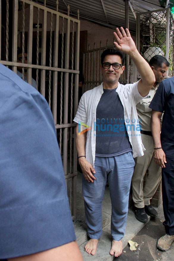 photos aamir khan spotted at shankar mahadevans dubbing studio in bandra 5