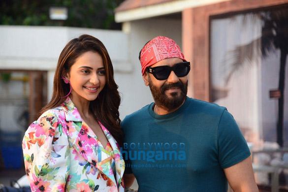 photos ajay devgn and rakul preet singh spotted promoting runway 34 in juhu 1
