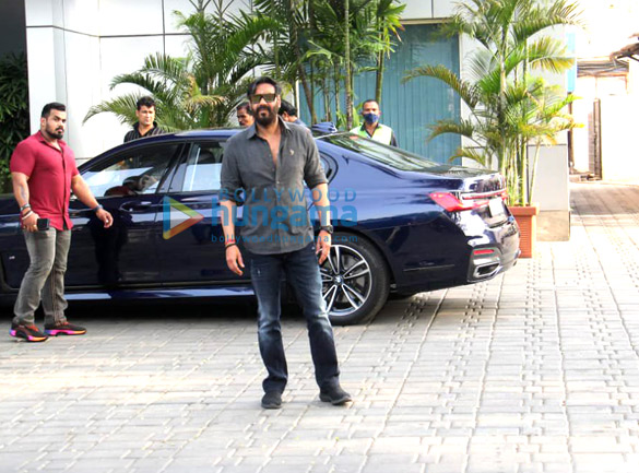 Photos: Ajay Devgn snapped at the airport departing to promote his film Runway 34 in Delhi Photos: Ajay Devgn snapped at the airport departing to promote his film Runway 34 in Delhi