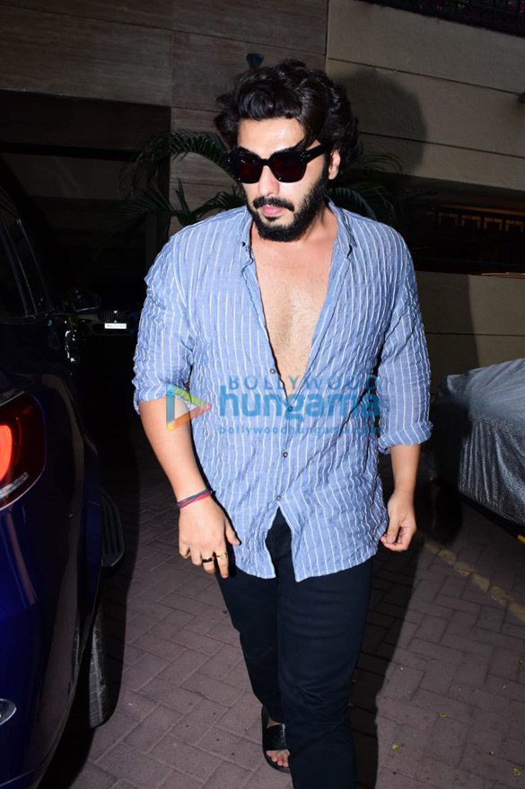 Photos: Arjun Kapoor spotted visiting Malaika Arora at her house after her accident Photos: Arjun Kapoor spotted visiting Malaika Arora at her house after her accident