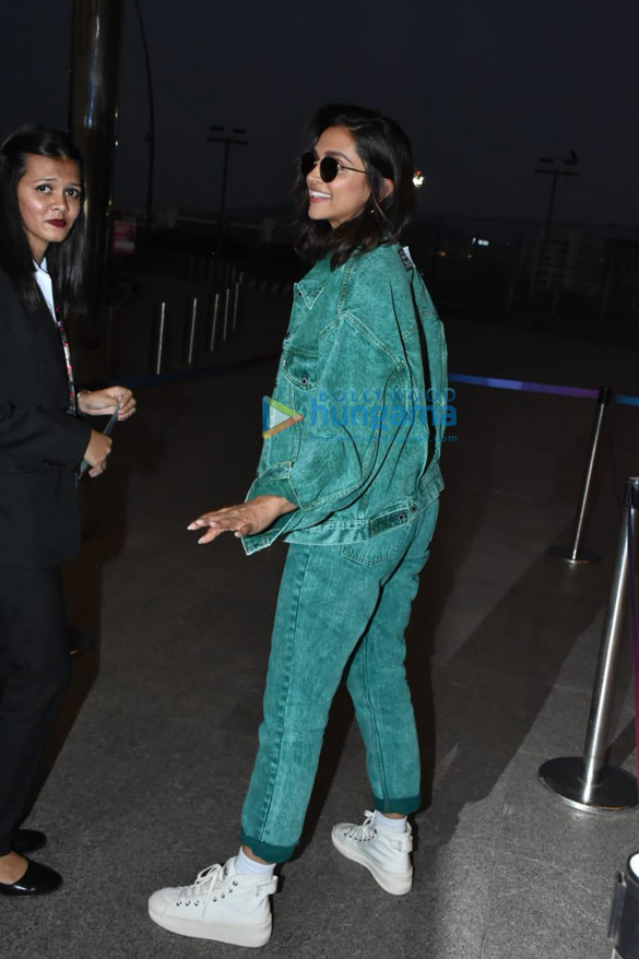 photos deepika padukone snapped at the airport 1 5