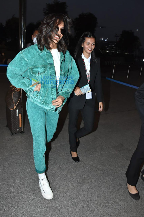 photos deepika padukone snapped at the airport 5 3