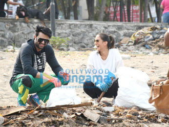 Photos: Dia Mirza, Pragya Yadav and Maniesh Paul spotted during a beach clean up drive at Carter Road on World Earth Day