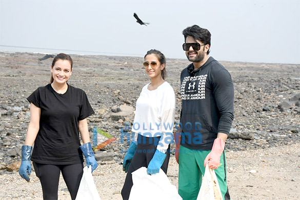 photos dia mirza pragya yadav and maniesh paul spotted during a beach clean up drive at carter road on world earth day 5