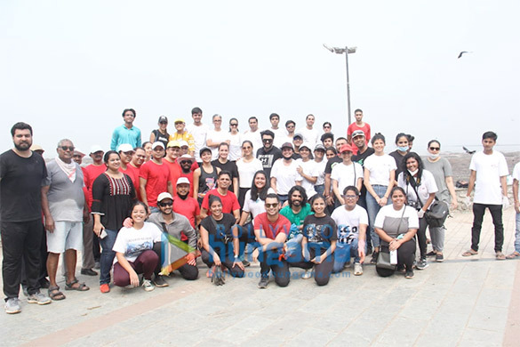 photos dia mirza pragya yadav and maniesh paul spotted during a beach clean up drive at carter road on world earth day1