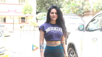 Photos: Esha Gupta spotted at a gym in Bandra