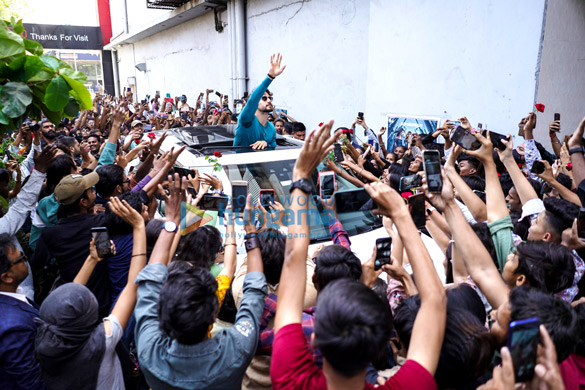 photos fans go crazy greeting tiger shroff in ahmedabad as he arrives to launch the trailer of heropanti 2 3