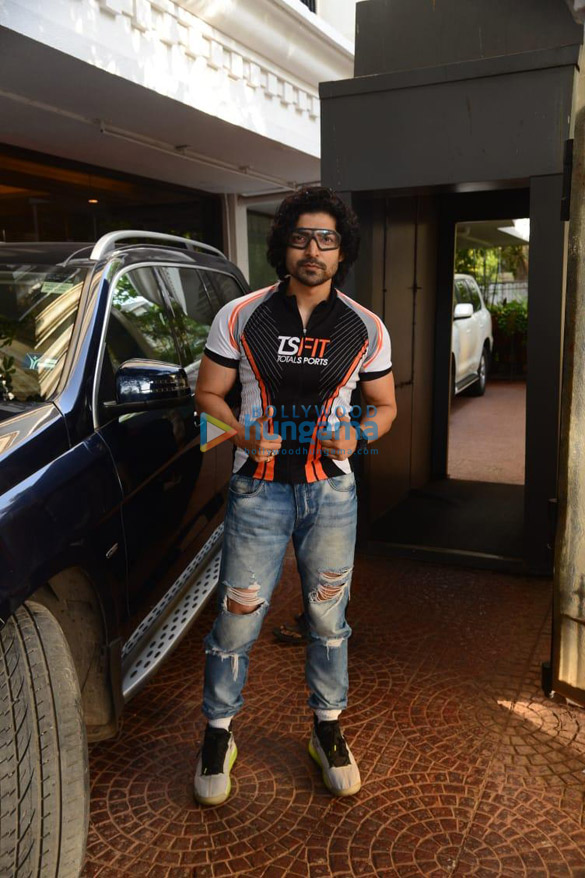 photos gurmeet choudhary spotted at anand pandits office 00 2