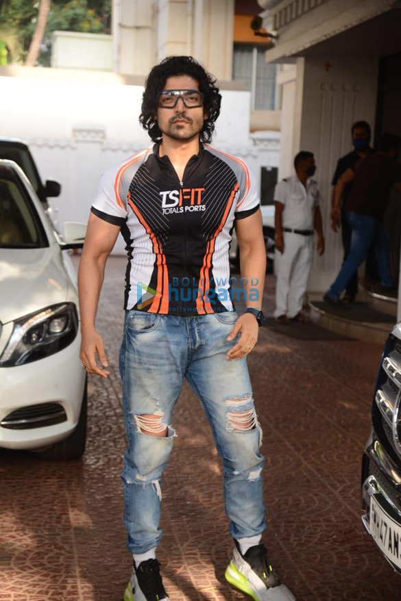 Photos: Gurmeet Choudhary spotted at Anand Pandit’s office