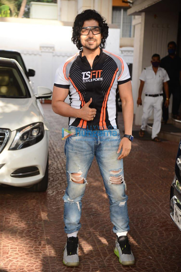 photos gurmeet choudhary spotted at anand pandits office 00 4