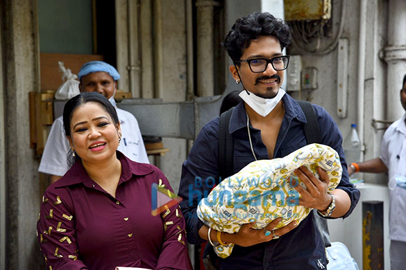 photos haarsh limbachiyaa and bharti singh leave from the hospital with their newborn baby 2