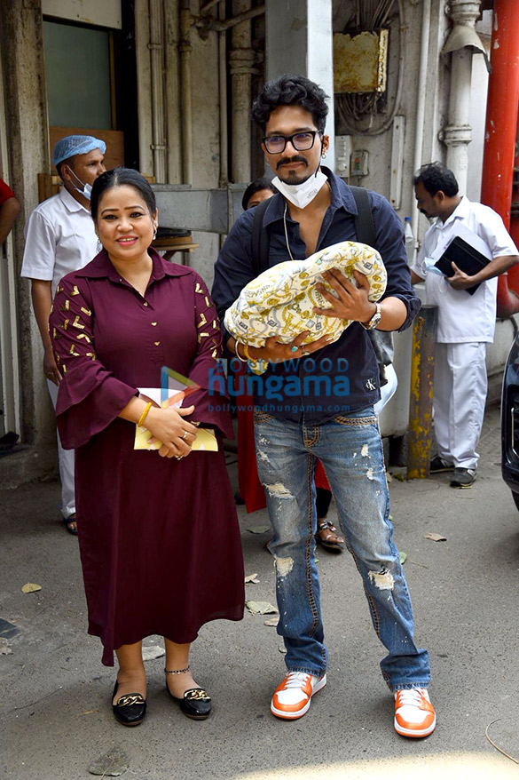 photos haarsh limbachiyaa and bharti singh leave from the hospital with their newborn baby 3