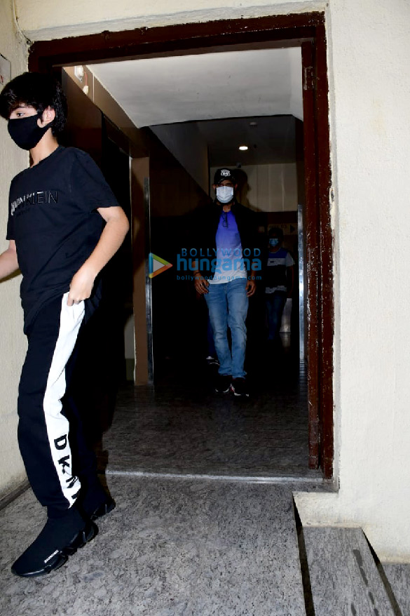 photos hrithik roshan pinky roshan and hrehaan roshan snapped at pvr juhu 2