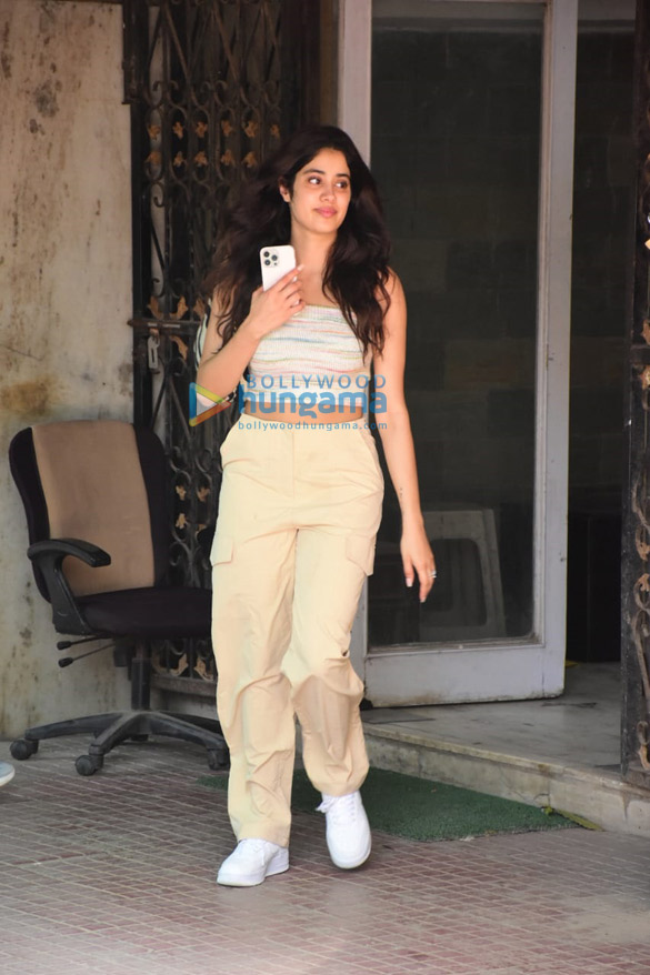 photos janhvi kapoor and pooja hegde spotted at pilates class 3