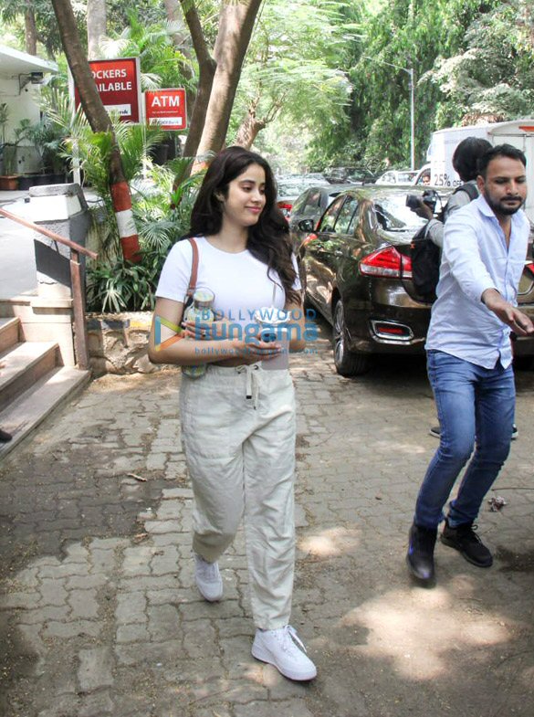 photos janvhi kapoor spotted outside the gym in bandra 4