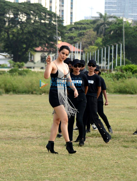 photos kangana ranaut arrives in a helicopter at the trailer launch of dhaakad 5
