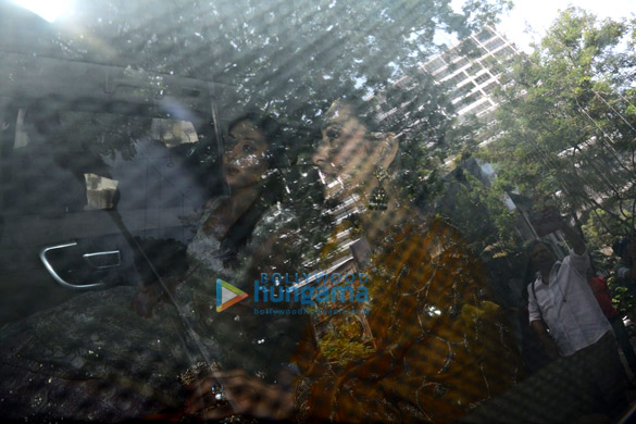 photos kareena kapoor khan karisma kapoor neetu singh and others arrive at ranbir kapoors house in bandra 4