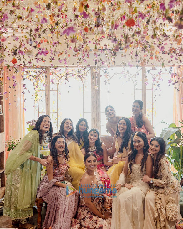 photos kareena kapoor khan neetu kapoor karisma kapoor ayan mukerji among others snapped at alia bhatt and ranbir kapoors mehendi ceremony 3
