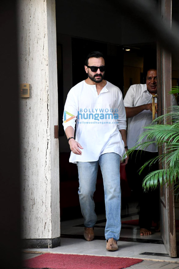 photos kareena kapoor khan saif ali khan taimur ali khan and jeh ali khan spotted in bandra 6