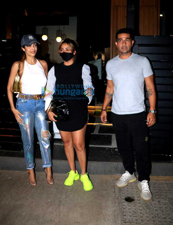 photos kareena kapoor khan taimur ali khan malaika arora and others snapped at mizu in bandra 4