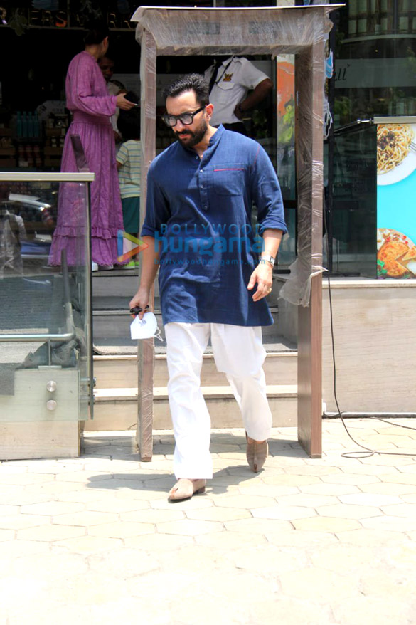 photos kareena kapoor khan and saif ali khan spotted with son taimur ali khan at foodhall in bandra 6