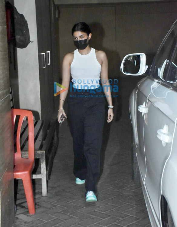 photos kareena kapoor and alvira agnihotri snapped at malaika aroras house in bandra 6