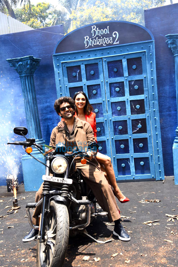 photos kartik aaryan kiara advani and others grace the trailer launch of bhool bhulaiyaa 2 13