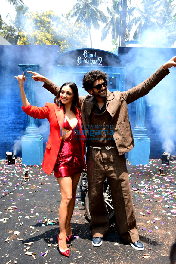 photos kartik aaryan kiara advani and others grace the trailer launch of bhool bhulaiyaa 2 8