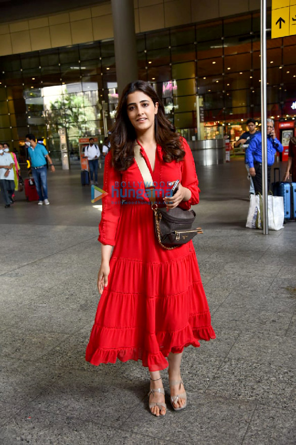 photos kartik aaryan kriti sanon kangana ranaut and others snapped at the airport5 1