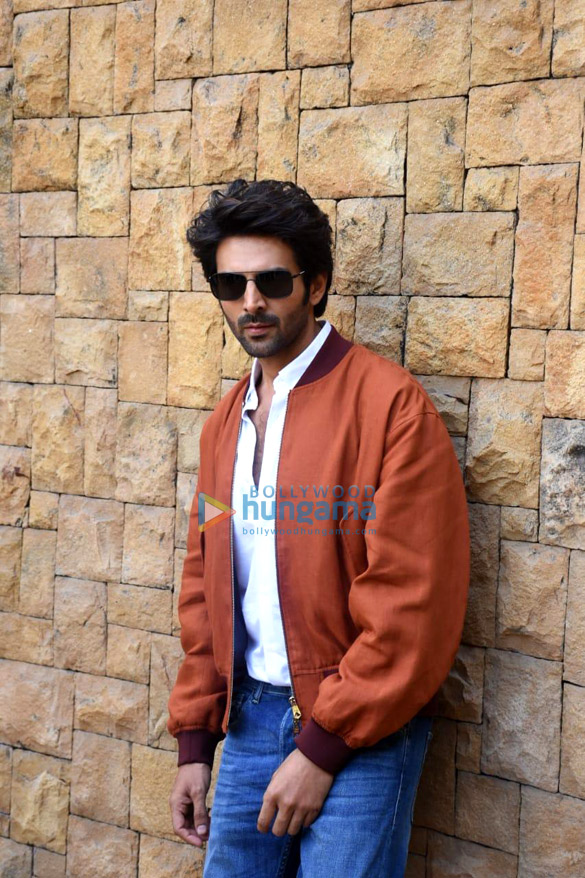 photos kartik aaryan and kiara advani promote bhool bhulaiyaa 2 at jw marriott juhu 1