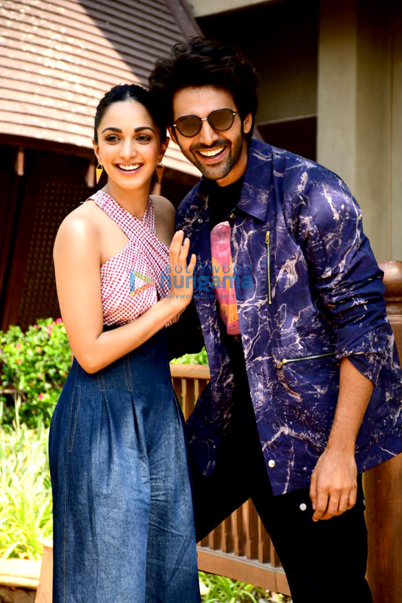 photos kartik aaryan and kiara advani twin in blue as they promote bhool bhulaiyaa 2 3