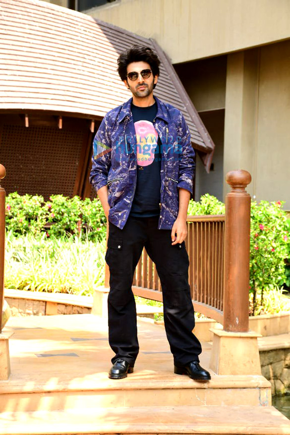 photos kartik aaryan and kiara advani twin in blue as they promote bhool bhulaiyaa 2 5