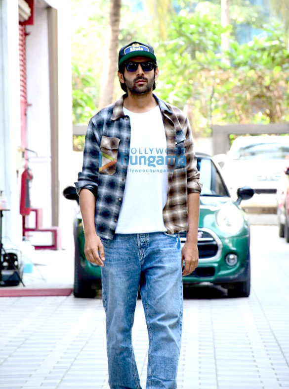 photos kartik aaryan snapped at t series office in andheri 4