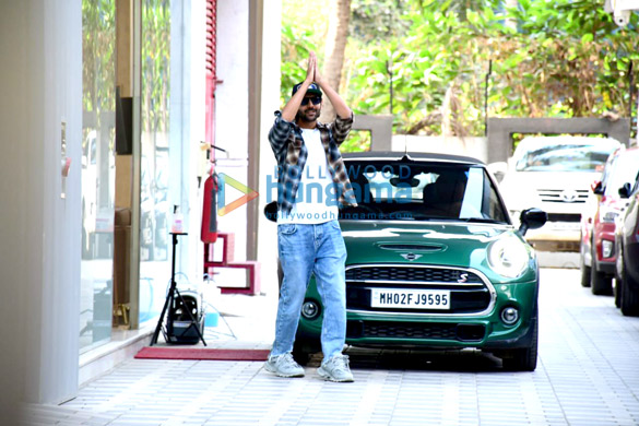 photos kartik aaryan snapped at t series office in andheri 5