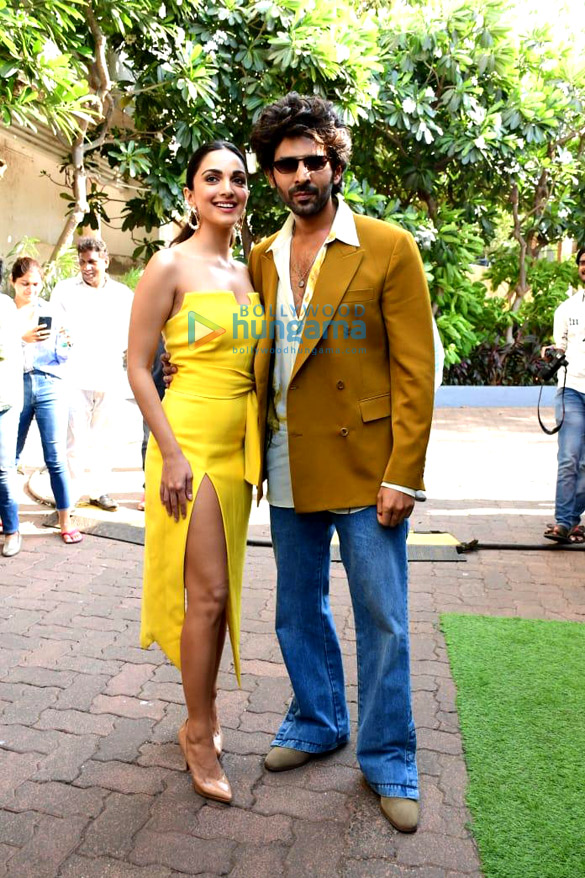 Photos: Kiara Advani and Kartik Aaryan twin in yellow as they get snapped during the promotions of Bhool Bhulaiyaa 2 Photos: Kiara Advani and Kartik Aaryan twin in yellow as they get snapped during the promotions of Bhool Bhulaiyaa 2