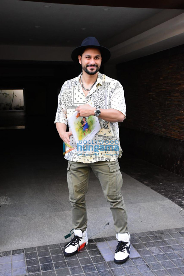 photos kunal kemmu and soha ali khan pose for the paparazzi in bandra 1