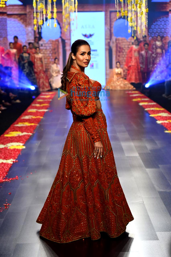 photos malaika arora snapped at the bombay times fashion week 3
