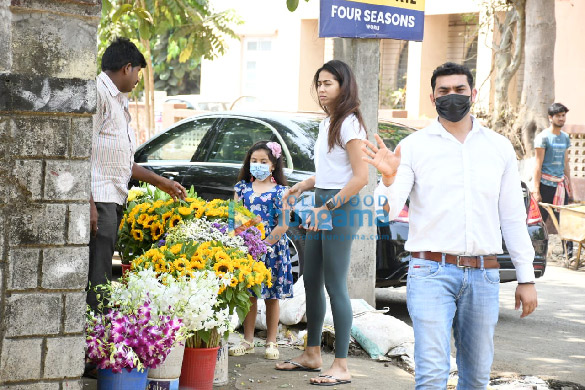 photos mira rajput and daughter misha kapoor spotted in bandra 2