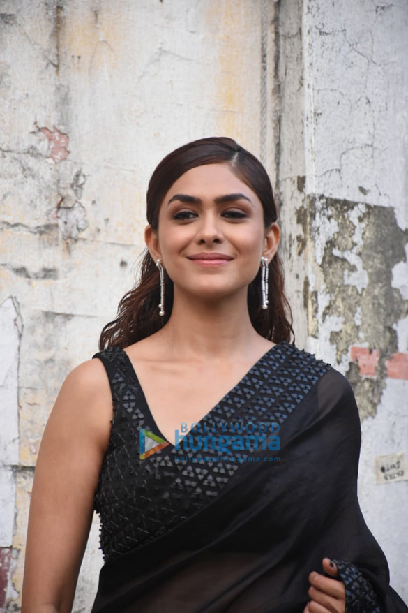 photos mrunal thakur spotted in a black saree during the promotions of her film jersey 2