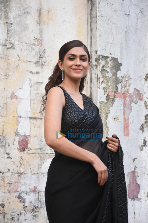photos mrunal thakur spotted in a black saree during the promotions of her film jersey 3