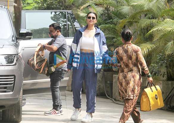 photos parineeti chopra spotted in khar 1 2
