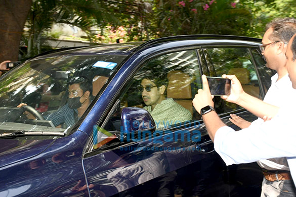 photos pooja bhatt mahesh bhatt navya naveli nanda ayan mukerji luv ranjan among others arrive at ranbir kapoor and alia bhatts wedding in bandra 3