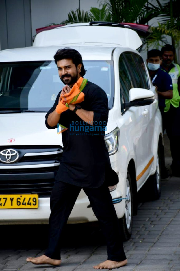 photos rrr star ram charan snapped at the mumbai airport 3