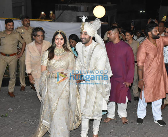 photos ranbir kapoor and alia bhatt greet media post their wedding 4
