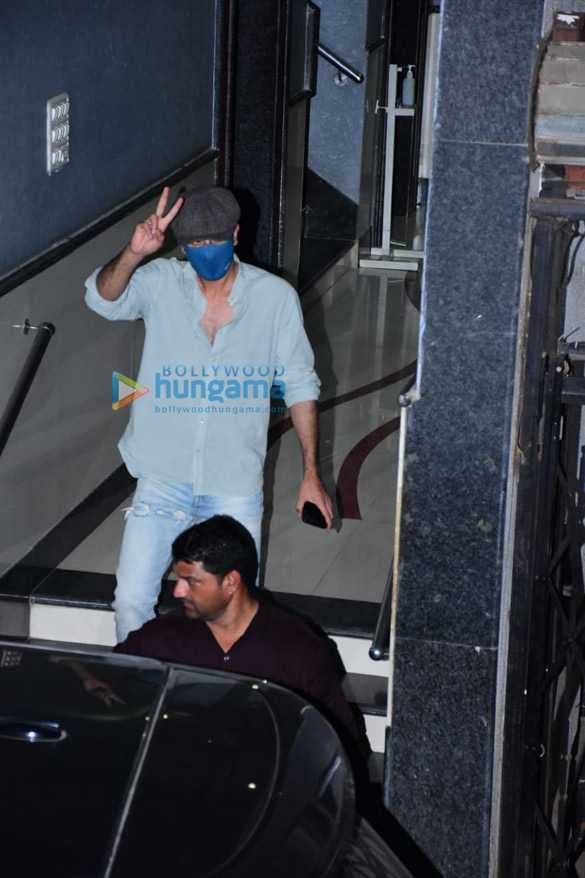 photos ranbir kapoor spotted in bandra 5